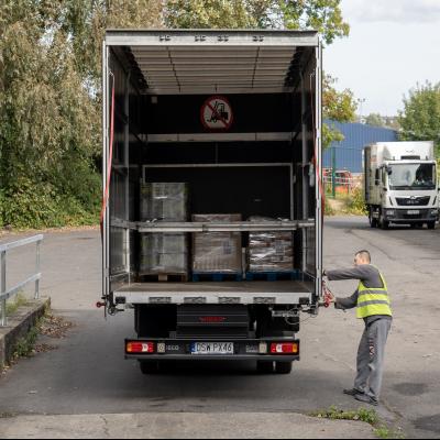 Amazon s'engage auprès des Banques Alimentaires pour lutter contre la précarité alimentaire et hygiénique en Belgique.